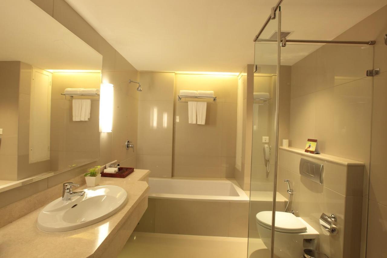 Monsoon Empress Kochi Hotel Exterior photo